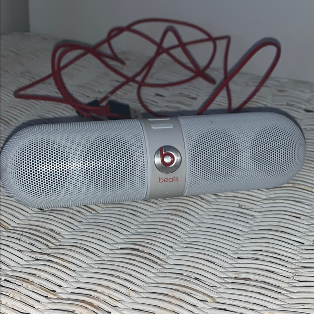 White beats speaker